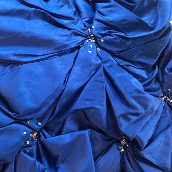 Beautiful blue gown - Picture 10 of 15